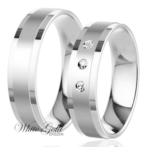 feher-arany-karikagyuru (21) Fehér arany karikagyűrű pár selyemfényű felülettel és három kővel díszített női gyűrűvel