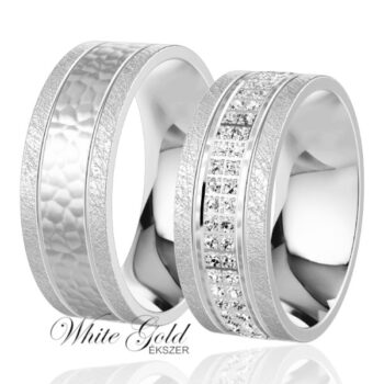 Fehér arany karikagyűrű pár kalapált és jégkarc felülettel