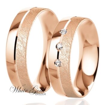 Jégkarc felületű rozé arany karikagyűrű pár három kővel