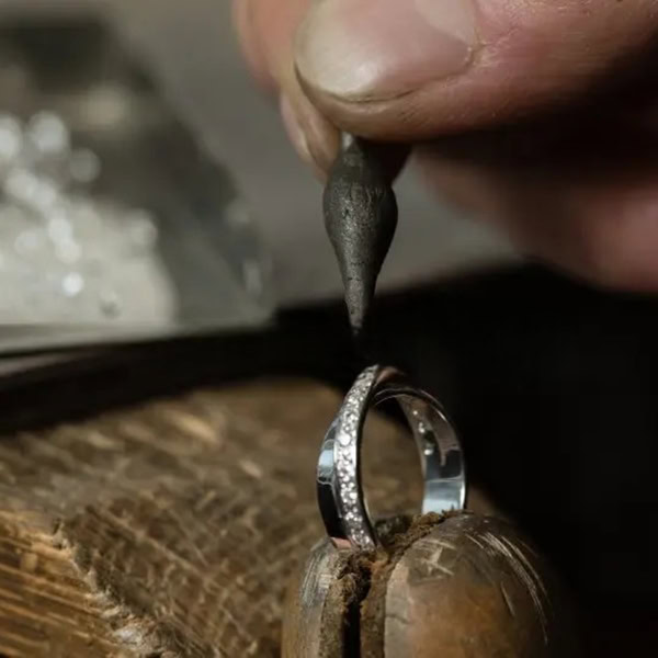 kiesett a kő a gyűrűből