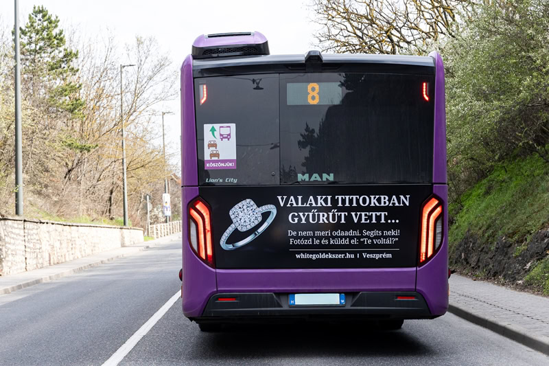 valaki titikban gyűrű vett busz reklám